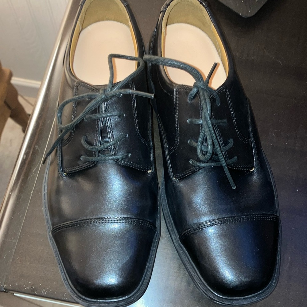 Black Leather Oxford Dress Shoes with Cap-Toe Design